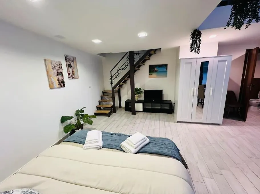 Lucrezia'S Home Catania Italy